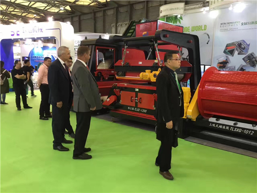 國外客戶駐足欣賞渦電流分選機